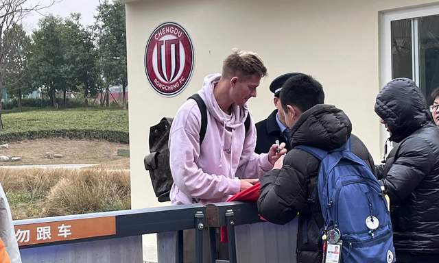 欧冠级后卫空降成都，赶得上踢亚冠 压哨集齐5外援 茹萨等联赛首秀